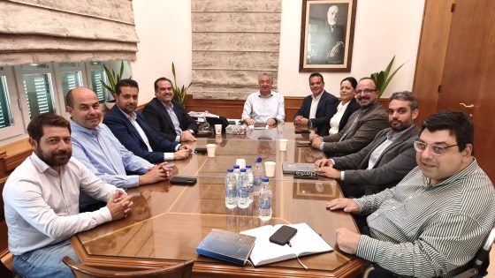 Συνάντηση του Περιφερειάρχη Κρήτης Σταύρου Αρναουτάκη με τις διοικήσεις των Οικονομικών Επιμελητηρίων Ανατολικής και Δυτικής Κρήτης
